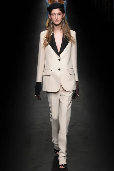 Look 17